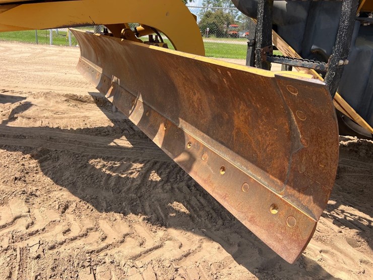 2011-caterpillar-12m-image-13