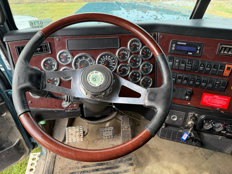 western-star-4900-image-35