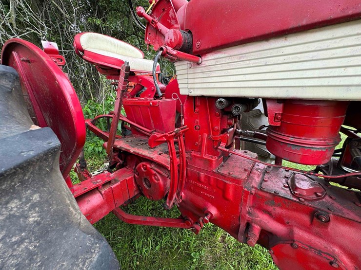 ih-460-tractor-image-23