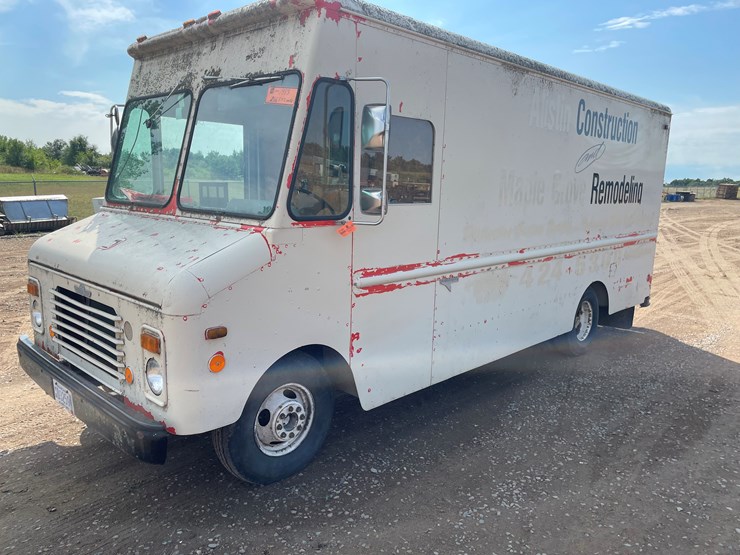 #2144-•-1982-chevrolet-kurbmaster-box-truck-(has-mn-title)-image-1