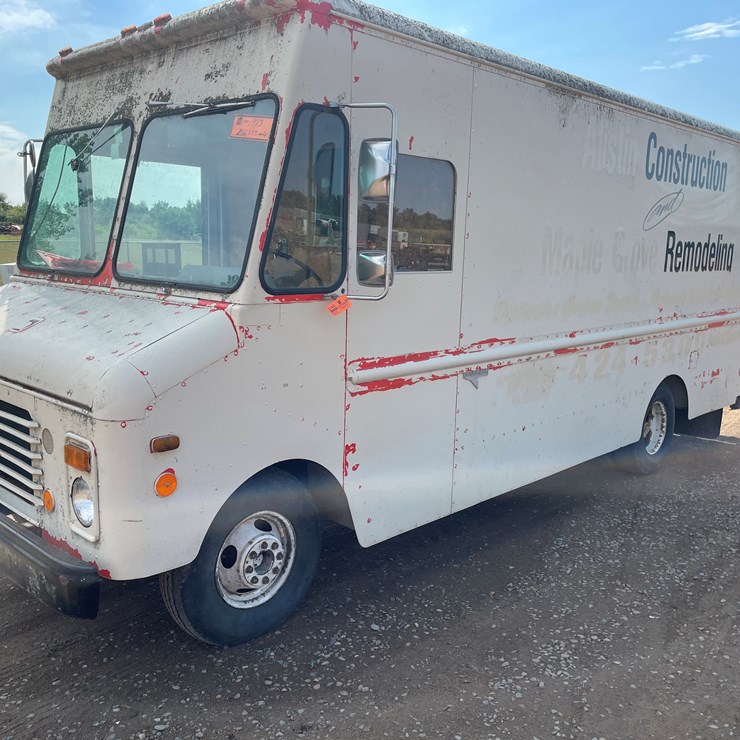 #2144 • 1982 Chevrolet Kurbmaster Box Truck (Has MN Title)