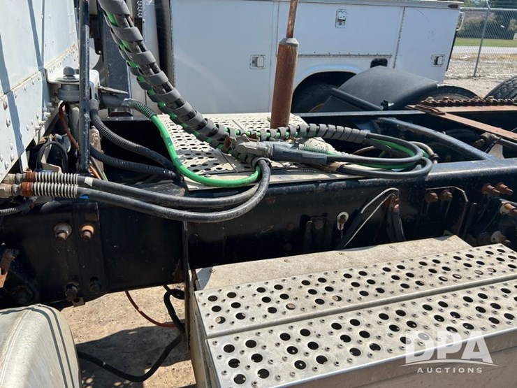 1998-freightliner-day-cab-truck-(cp0657,-unit-28648)-image-10