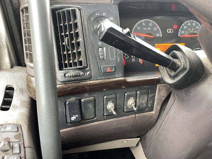 #2146-•-2012-volvo-d13-truck-tractor-(has-mn-title)-image-24