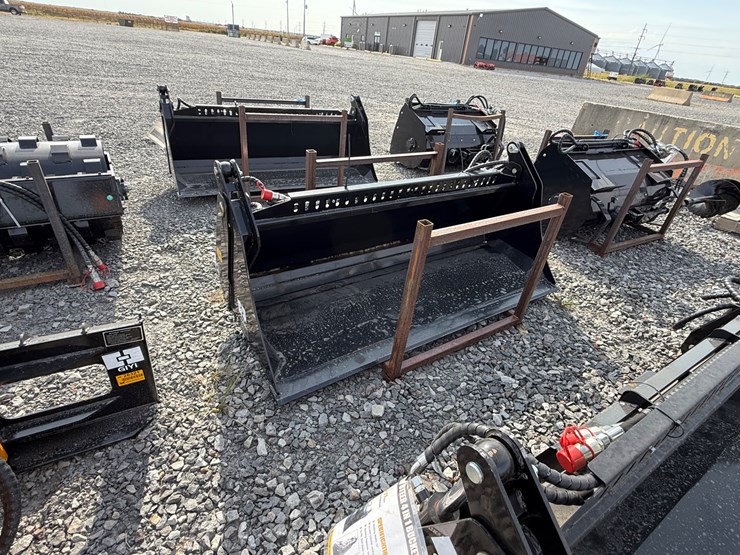 #2000-•-#26264-•-unused-giyi-72"-skid-steer-bucket-fkhd722507244-image-2
