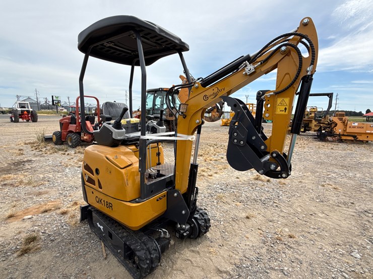 #220-•-#26493-•-unused-cfg-qk18r-mini-excavator-image-2
