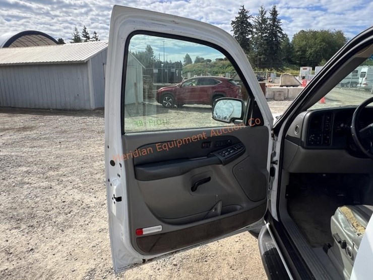 2003-chevrolet-suburban-image-28