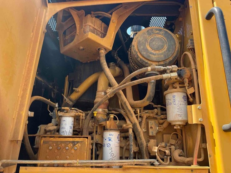 2011-caterpillar-12m-image-16