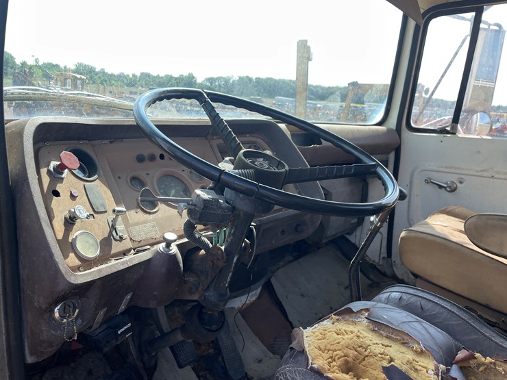 1981-ford-8000-image-25