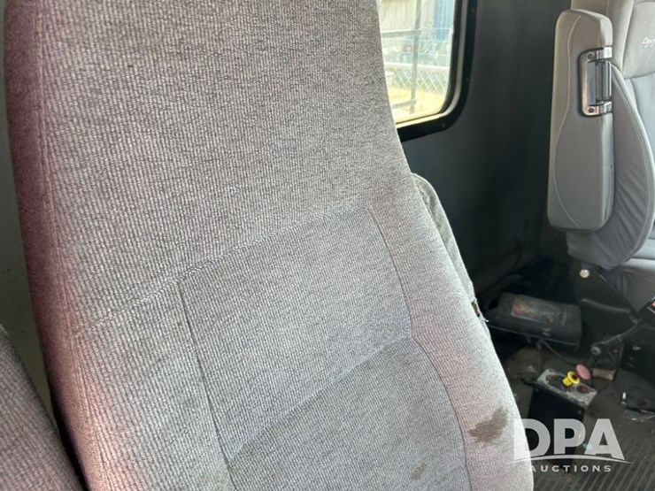 2001-freightliner-dry-tender-truck-(cp0656,-unit-28070)-image-31