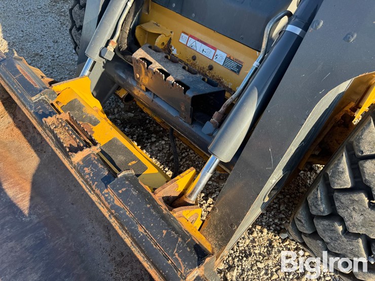 2011-deere-326d-image-12