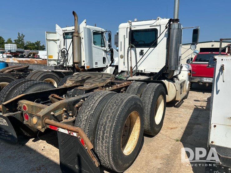 1998-freightliner-day-cab-truck-(cp0657,-unit-28648)-image-5