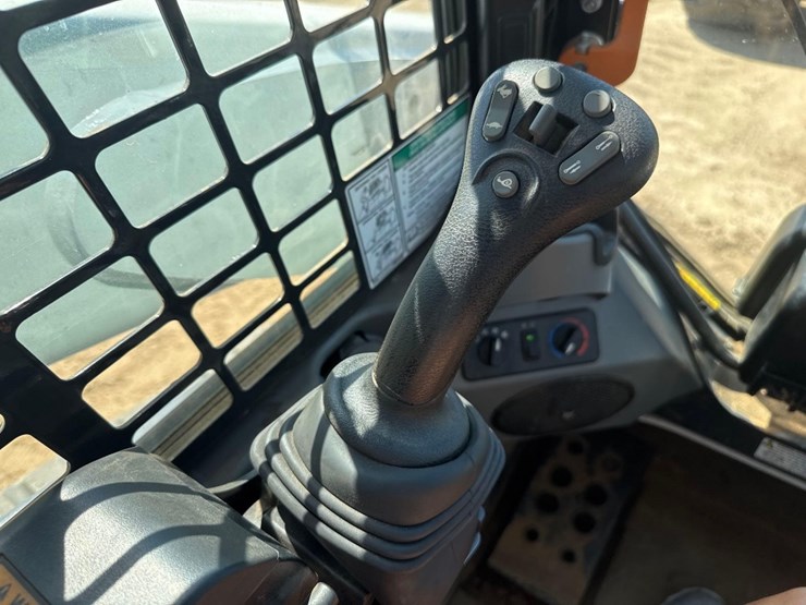 2023-bobcat-t770-image-33
