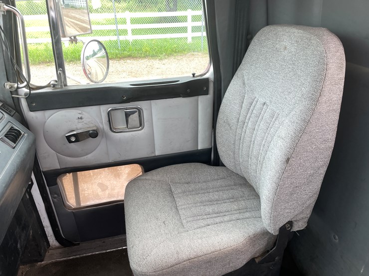 #2107-•-1997-volvo-truck-tractor-(has-mn-title-in-delay)-image-27