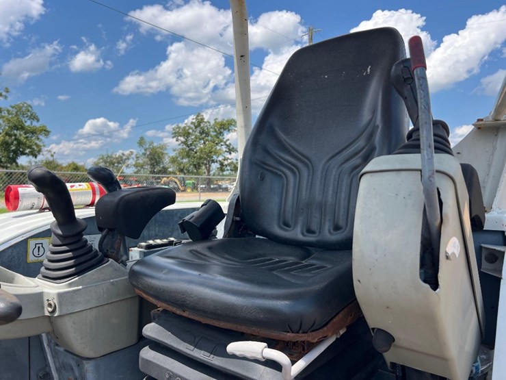 2017-takeuchi-tb240-image-32