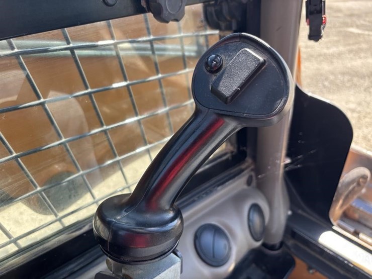 2015-case-tr320-image-22