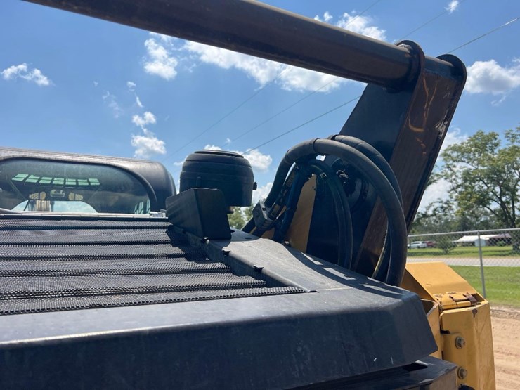 2019-caterpillar-299d2-xhp-image-23