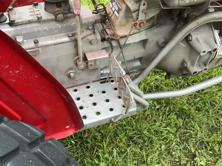 #124-•-massey-ferguson-mf210-tractor-image-49