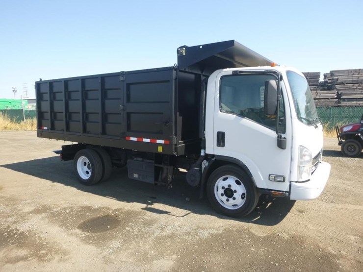 2017-isuzu-nqr-image-2