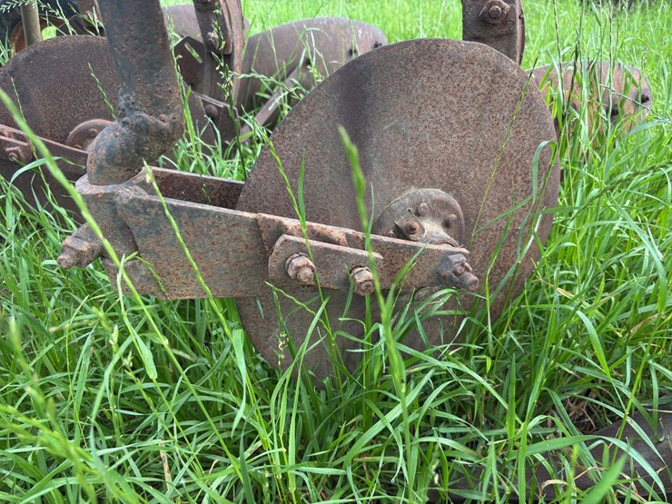moline-5-bottom-14”-pull-type-plow-image-40