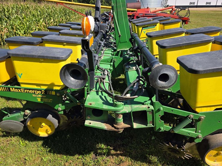john-deere-7200-image-25