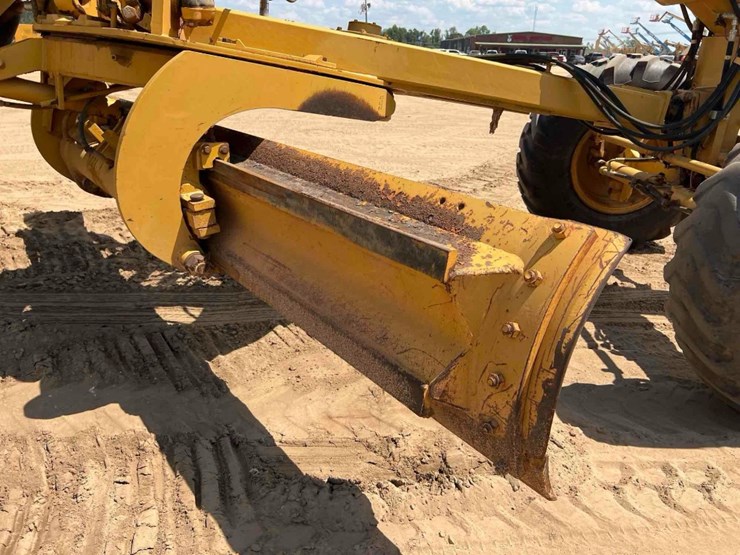 2011-caterpillar-12m-image-22