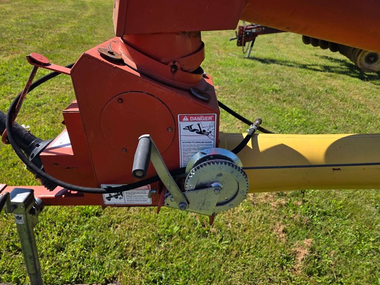 westfield-mk-8"-x-61'-auger-with-single-auger-swing-hopper,-hydraulic-lift,-15"-tires-*one-will-need-image-5