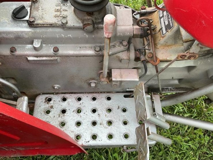 #124-•-massey-ferguson-mf210-tractor-image-46