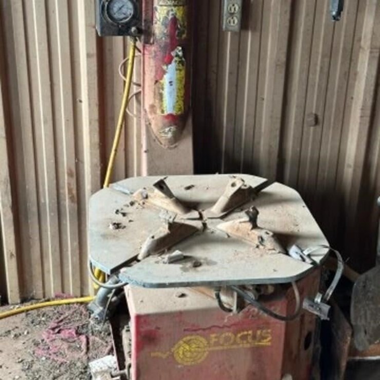 Focus F242 Tire Machine
