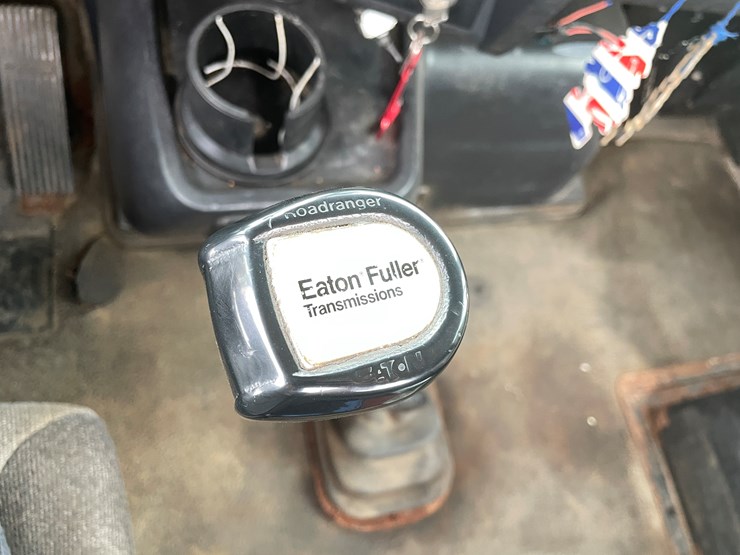 #2107-•-1997-volvo-truck-tractor-(has-mn-title-in-delay)-image-31