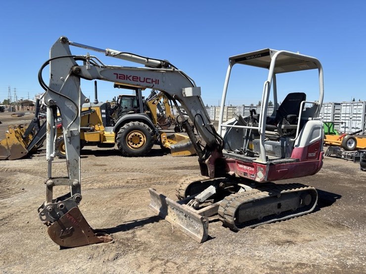 2016-takeuchi-tb230-image-1