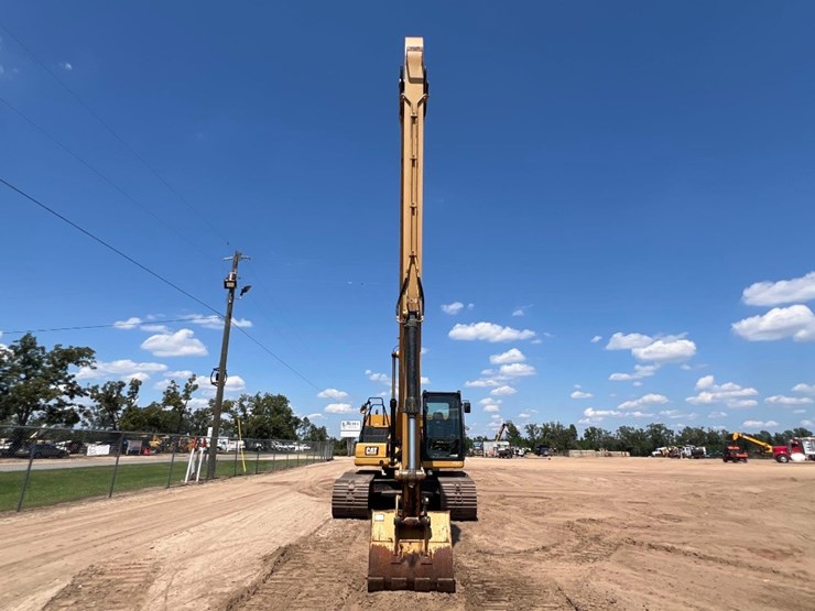 2018-caterpillar-320-image-7