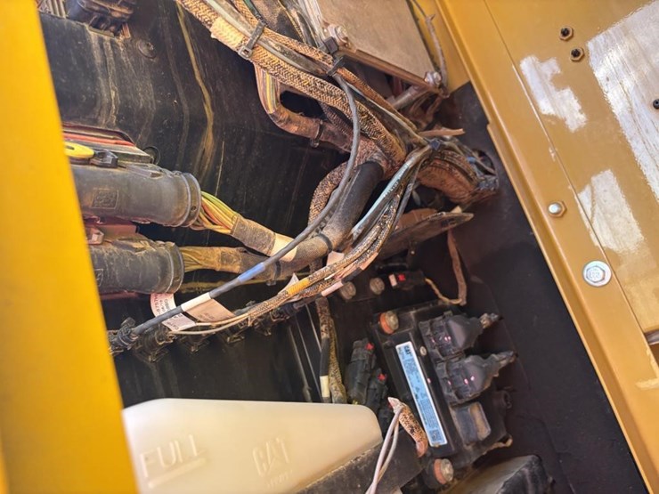 2020-caterpillar-320-image-42