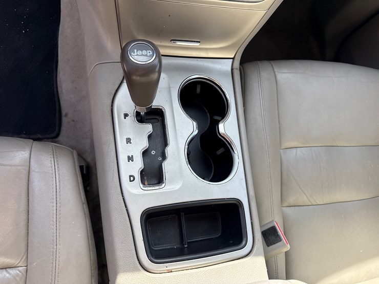 2013-jeep-grand-cherokee-image-30