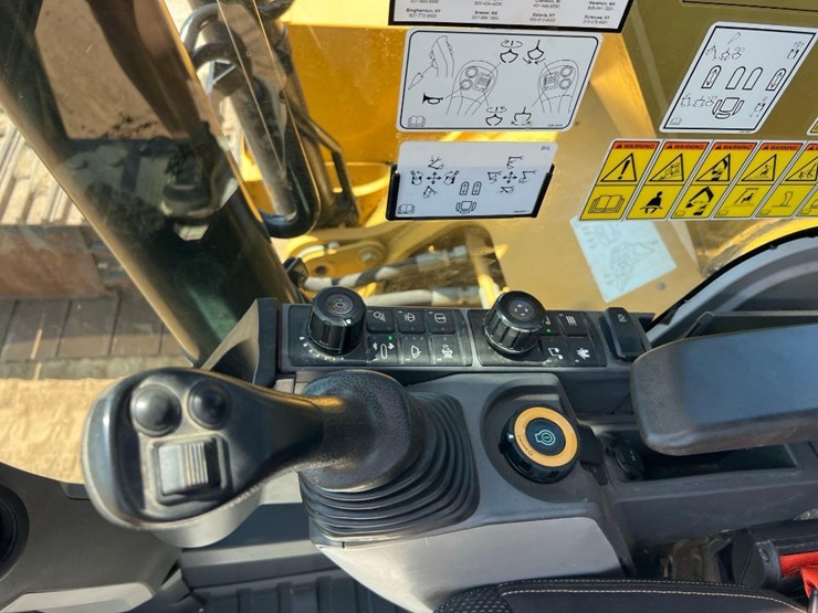 2018-caterpillar-320-image-37