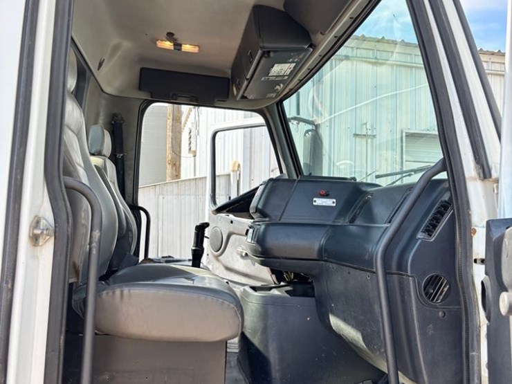 2001-volvo-truck-(dr12174)-image-11