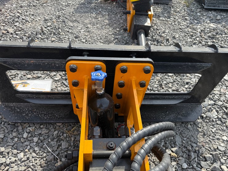#2000-•-#26323-•-unused-giyi-skid-steer-post-driver-dzc6802507154-image-9