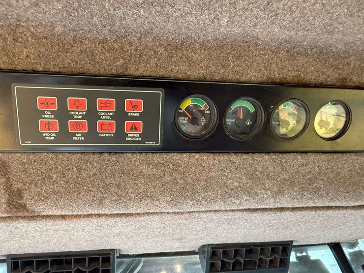 2000-new-holland-tr99-image-29