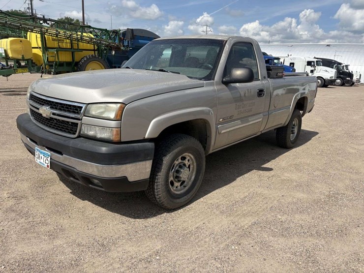 2006-chevy-silverado-2500hd-lt,-4x4,-6.0l,-auto-trans,-reg-cab,-8’-box,-pw,-auto-lights,-power-drive-image-1