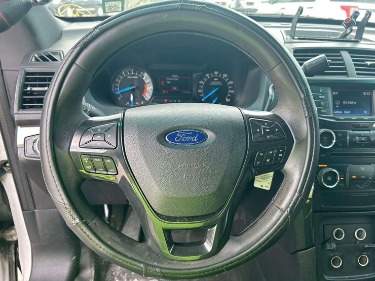 2017-ford-explorer-image-13