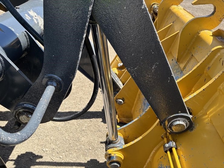 2018-deere-210l-image-14