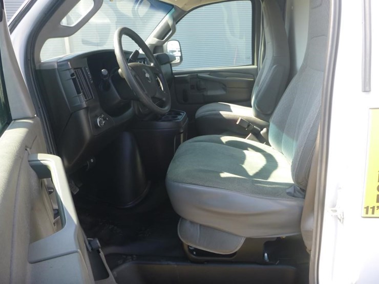 2017-chevrolet-3500-image-12