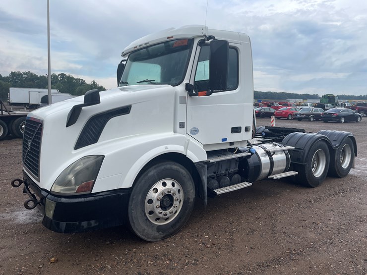 #2145-•-2012-volvo-d13-truck-tractor-(has-mn-title)-image-1