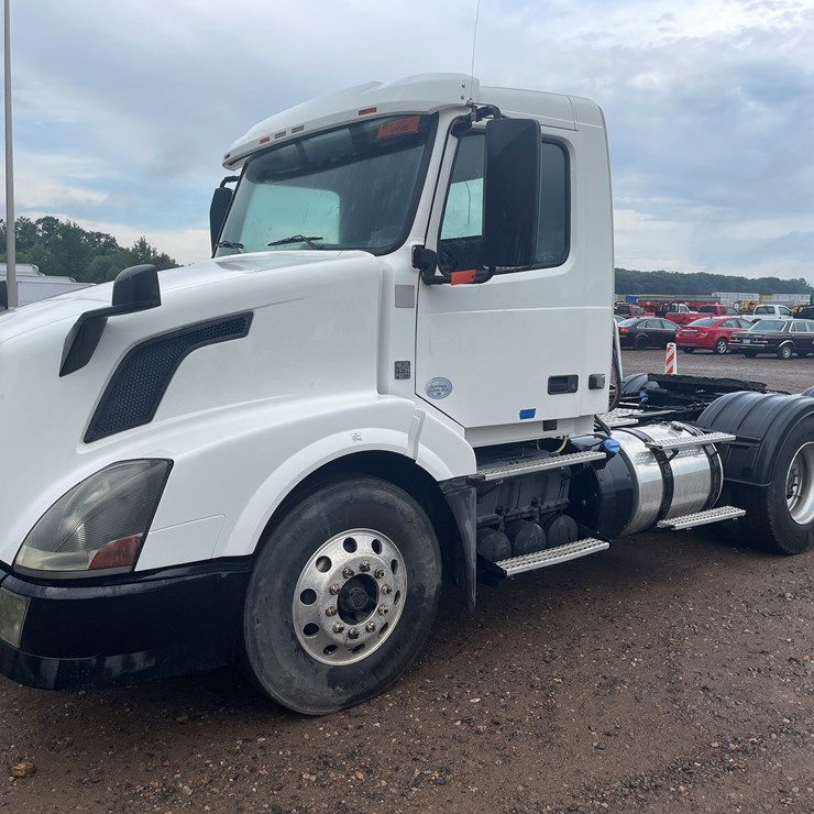 #2145 • 2012 Volvo D13 Truck Tractor (Has MN Title)