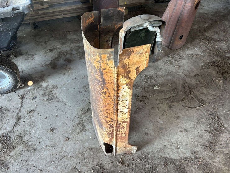 minneapolis-moline-sheet-metal-and-fuel-tank-image-9