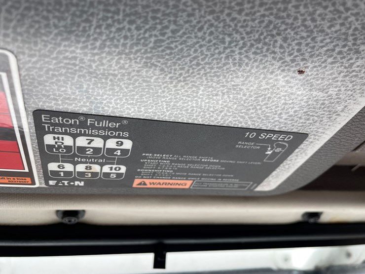 2012-volvo-10-image-40
