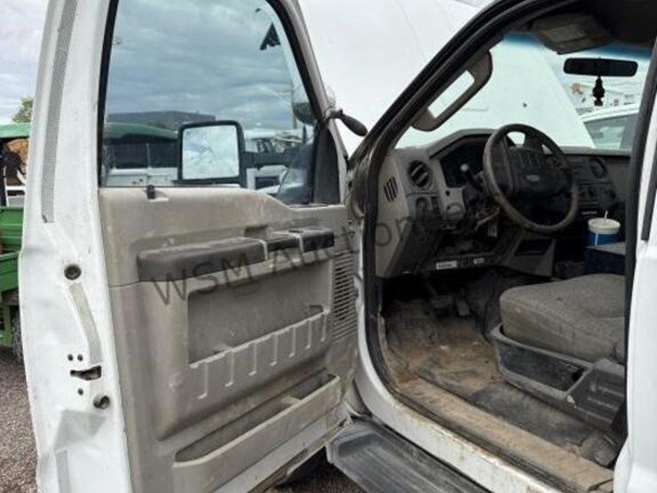 2010-ford-f550-image-18