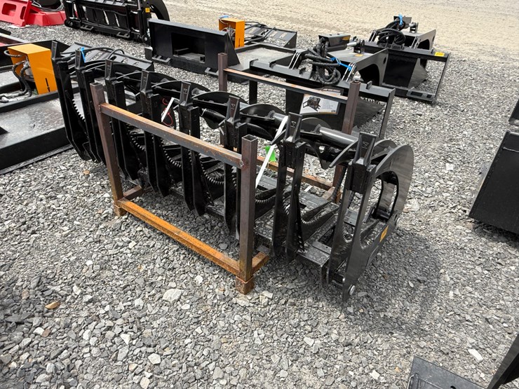 #2000-•-#26530-•-unused-giyi-gy-clg72c-skid-steer-curved-log-grabber-c-hxzmq722507103-image-1