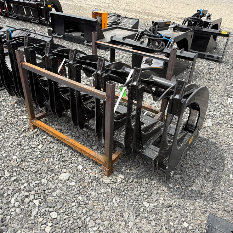 #2000 • #26530 • Unused GIYI GY-CLG72C Skid Steer Curved Log Grabber C-HXZMQ722507103
