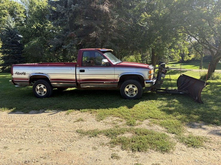 1990-chevy-silverado-k1500-4x4,-reg-cab,-8’-box,-245/75r16-tires-on-alloy-rims,-350-v8,-block-heater-image-2