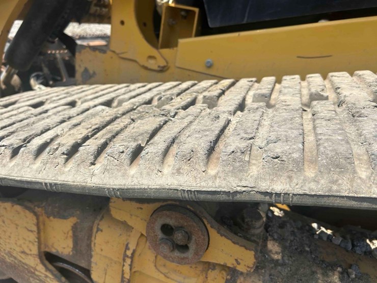 2022-caterpillar-279d3-image-12